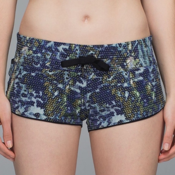 Lululemon Reversible Surf Shorts | Size 4 - Picture 1 of 9
